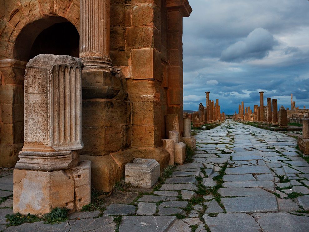 Picture of the ruins of a Roman arch in Algeria